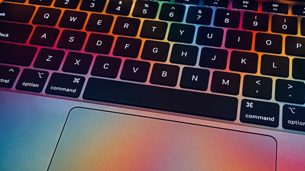 Клавиши на MacBook залипают или провалились: чиним правильно