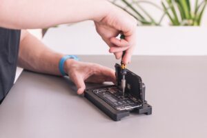 iPhone упал и не включается: что делать прямо сейчас