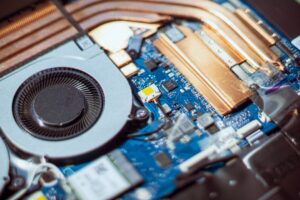 MacBook не включается: что проверить дома до визита в сервис